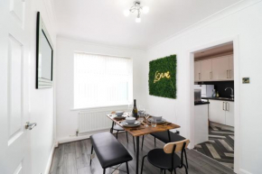 A Stylish 3 Bedroom House in Manchester - Parking